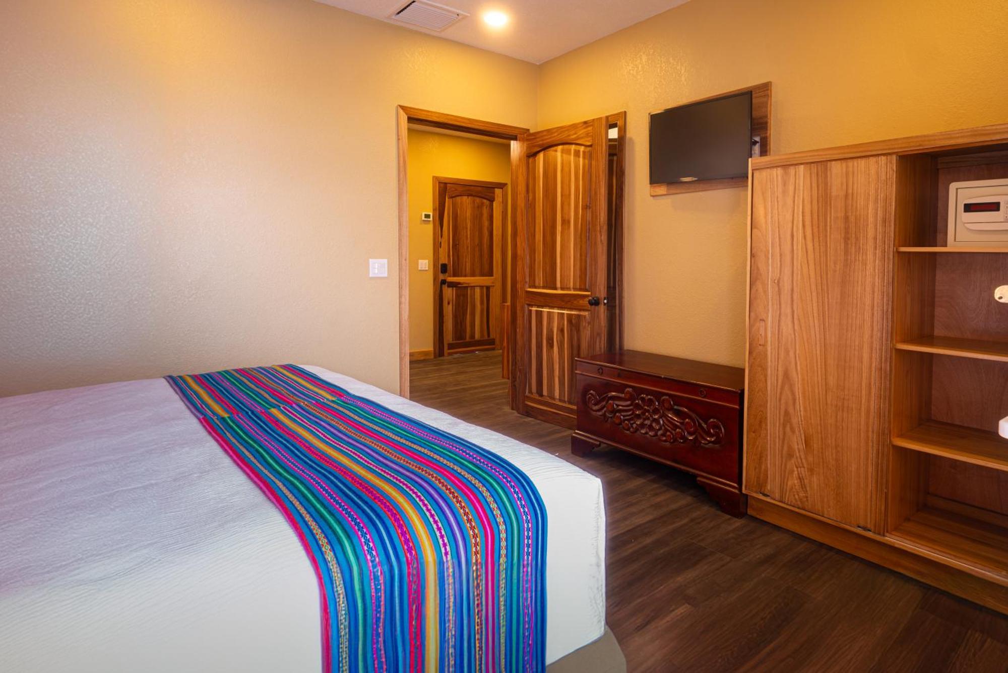 Mr. Tucan Hotel West End Luaran gambar